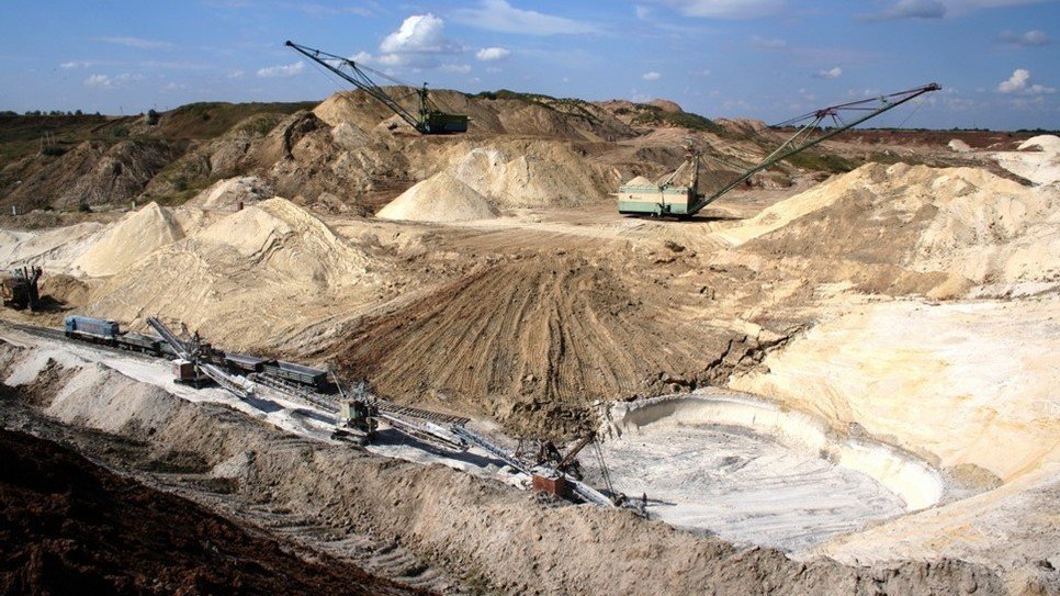 Компания Ахметова покупает еще две лицензии на месторождения глины на Закарпатье