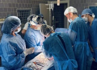 «Это была сложная трансплантация для нашей команды»: в Запорожье сразу двум людям пересадили почки