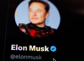 Евросоюз оштрафовал соцсеть X Илона Маска из-за «синих галочек»