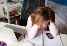 Австралия первой в мире запретила соцсети для детей