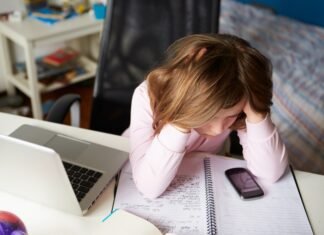 Австралия первой в мире запретила соцсети для детей