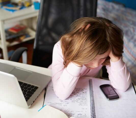 Австралия первой в мире запретила соцсети для детей