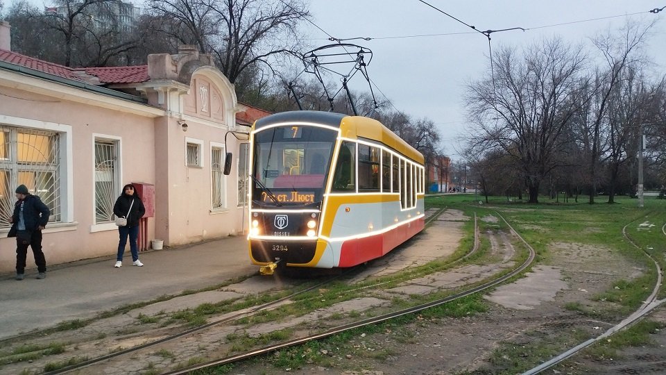 После атаки РФ в Одессе остановили работу трамваев и троллейбусов, отменены пригородные поезда