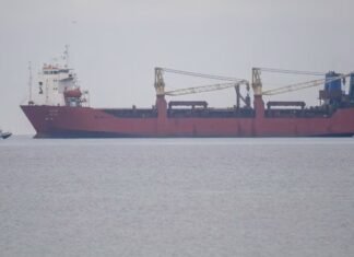 Подсанкционное российское судно стало на якорь в водах Швеции. Его проверили и отпустили