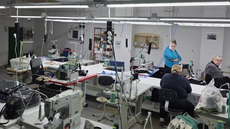 В Буске нашли фабрику, которая подделывала одежду известного итальянского бренда – фото