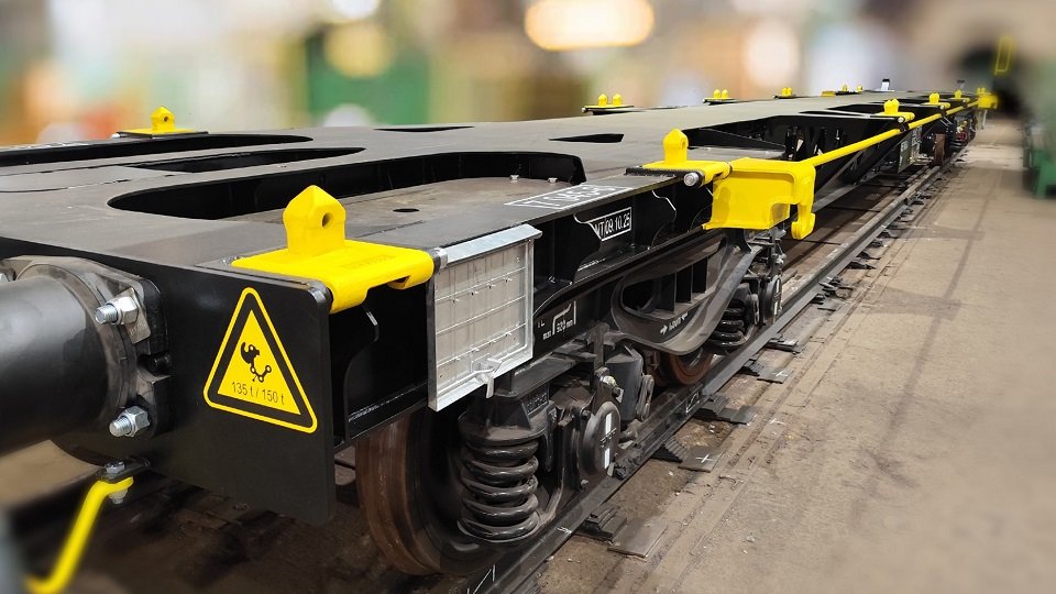 Днепровагонмаш отгрузил первые вагоны-платформы для евроколеи