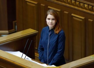 Безуглая заблокировала трибуну Рады: между депутатами возникла потасовка