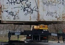 В спальном районе Запорожья демонтировали два незаконных гаража