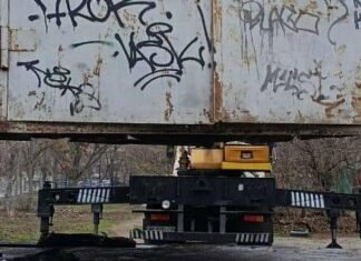 В спальном районе Запорожья демонтировали два незаконных гаража