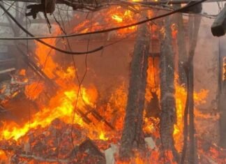 В Запорожской области вражеские удары вызвали пожар на предприятии, а также возгорание домов