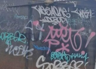 В Запорожье демонтировали самовольно установленные гаражи