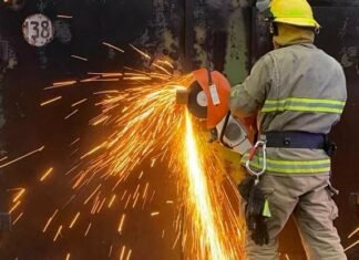 В Запорожской области спасатели гасили возгорание гаража и жилого дома