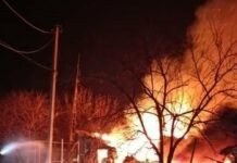 В Запорожском районе в результате вражеских атак горели два дома и машина