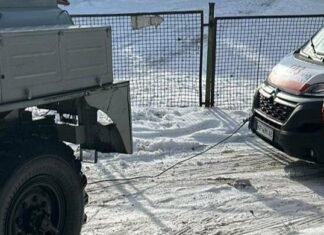 В Запорожье из-за непогоды застряли автомобиль «скорой» и грузовик