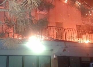 В Запорожском районе в результате вражеских атак сгорел грузовик и крыша дома