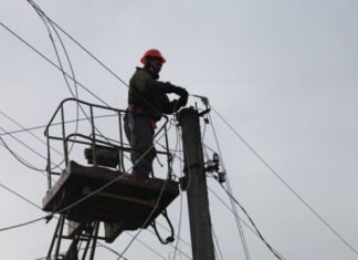 В Запорожской области из-за обстрелов без света остаются почти 8000 потребителей