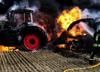 В Беленьком из-за обстрелов вспыхнул трактор и топливная емкость