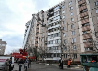 «Хотели новый год дома быть»: о чем рассказывают жители многоэтажки, в которую попал КАБ и что будет с домом, — ФОТОРЕПОРТАЖ