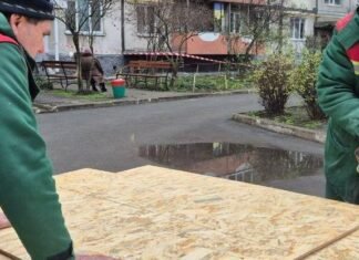 В Запорожье ликвидируют последствия вражеских авиаударов: утром получили повреждения 10 зданий