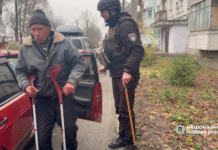 В прифронтовом Приморском полицейские под обстрелами вывезли четырех местных жителей