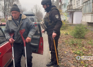 В прифронтовом Приморском полицейские под обстрелами вывезли четырех местных жителей