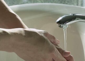 В Запорожье из-за аварийного ремонта отключили воду у 1800 потребителей