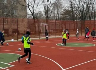 «Футбол звучит сильнее сирен»: как в Запорожье дети возвращаются к игре на новых школьных площадках