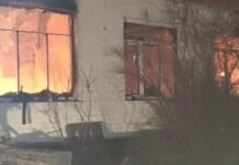 Из-за вражеских обстрелов в Запорожье вспыхнул пожар