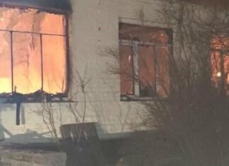 Из-за вражеских обстрелов в Запорожье вспыхнул пожар