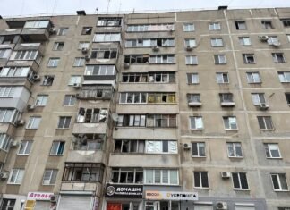 Враг атаковал дроном один из районов Запорожья: поврежден супермаркет и жиоые дома