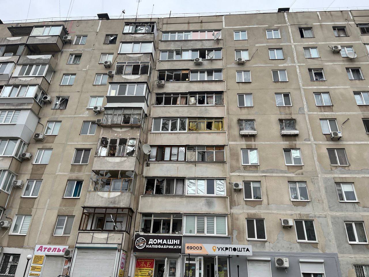 Враг атаковал дроном один из районов Запорожья: поврежден супермаркет и жиоые дома