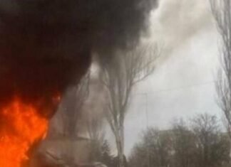 В Запорожье из-за вражеской атаки загорелись автомобили