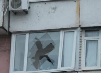 В Запорожье в результате утреннего удара КАБ поврежден жилой дом и гаражный кооператив