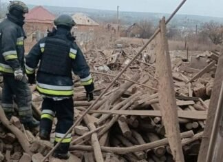 В Запорожской области в результате атаки пострадали три человека: под завалами дома оказалась женщина