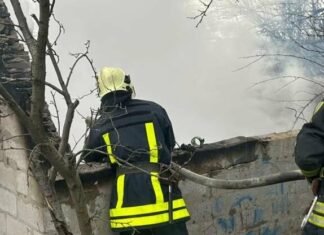 В Запорожской области спасатели потушили пожар после обстрелов