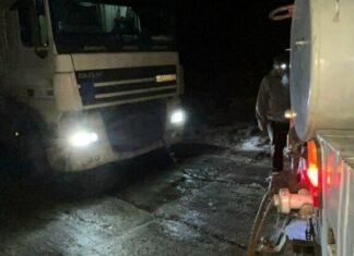 В Запорожье спасатели отбуксировали грузовик, застрявший из-за непогоды