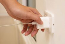 Фахівець розповів, чи можна залишати зарядку телефона в розетці