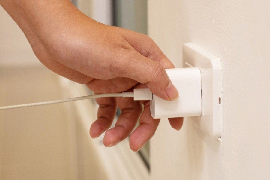 Фахівець розповів, чи можна залишати зарядку телефона в розетці