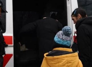 В Запорожской области полицейские эвакуировали женщину с тремя детьми