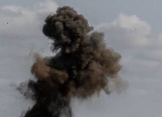 В Запорожье в результате атаки беспилотников возник пожар на объекте инфраструктуры