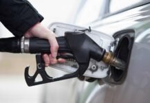 Цены на бензин в России превысили американские уровни