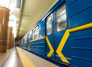 После обстрела Киева закрыты станции метро на «красной» линии, поезда курсируют с изменениями