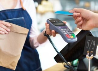 Торговые сети работают стабильно, несмотря на атаки на энергетику – Минэкономики