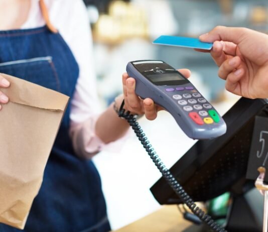 Торговые сети работают стабильно, несмотря на атаки на энергетику – Минэкономики