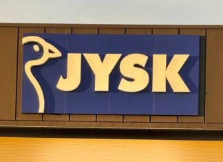 Россия атаковала магазин JYSK в Запорожье дронами и КАБами