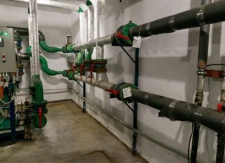 В Киеве начали сливать воду из систем отопления. КГГА говорит, что это не страшно