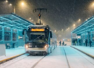 На левом берегу Киева остановился весь электротранспорт, в метро курсирует меньше поездов