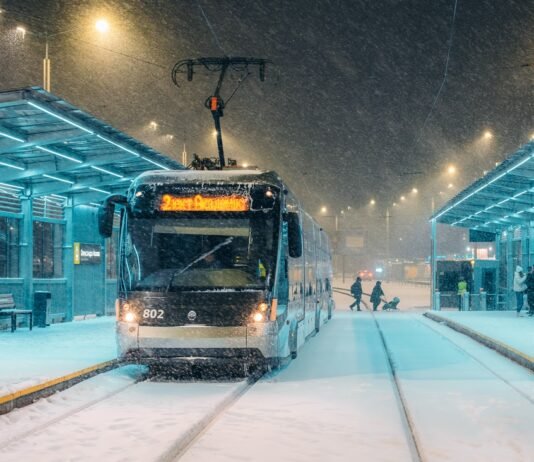 На левом берегу Киева остановился весь электротранспорт, в метро курсирует меньше поездов