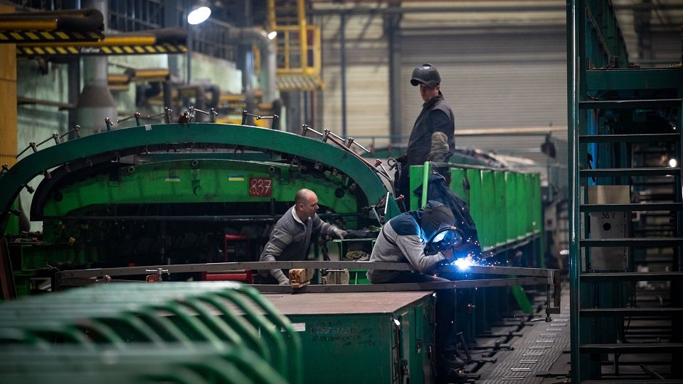 Крупнейший вагоностроительный завод Украины станет на четверть государственным: решение ВАКС