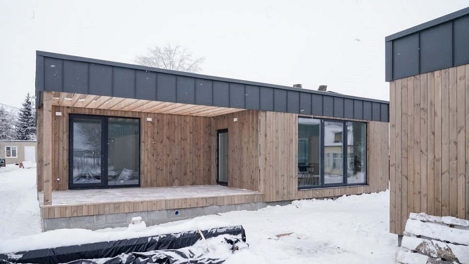 Япония передала селу под Киевом модульные дома: с солнечными панелями и Starlink – фото